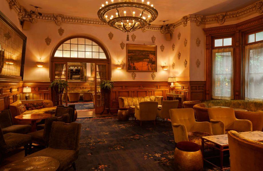 HotelChelsea_LobbyBar_ credit-AnnieSchlechter